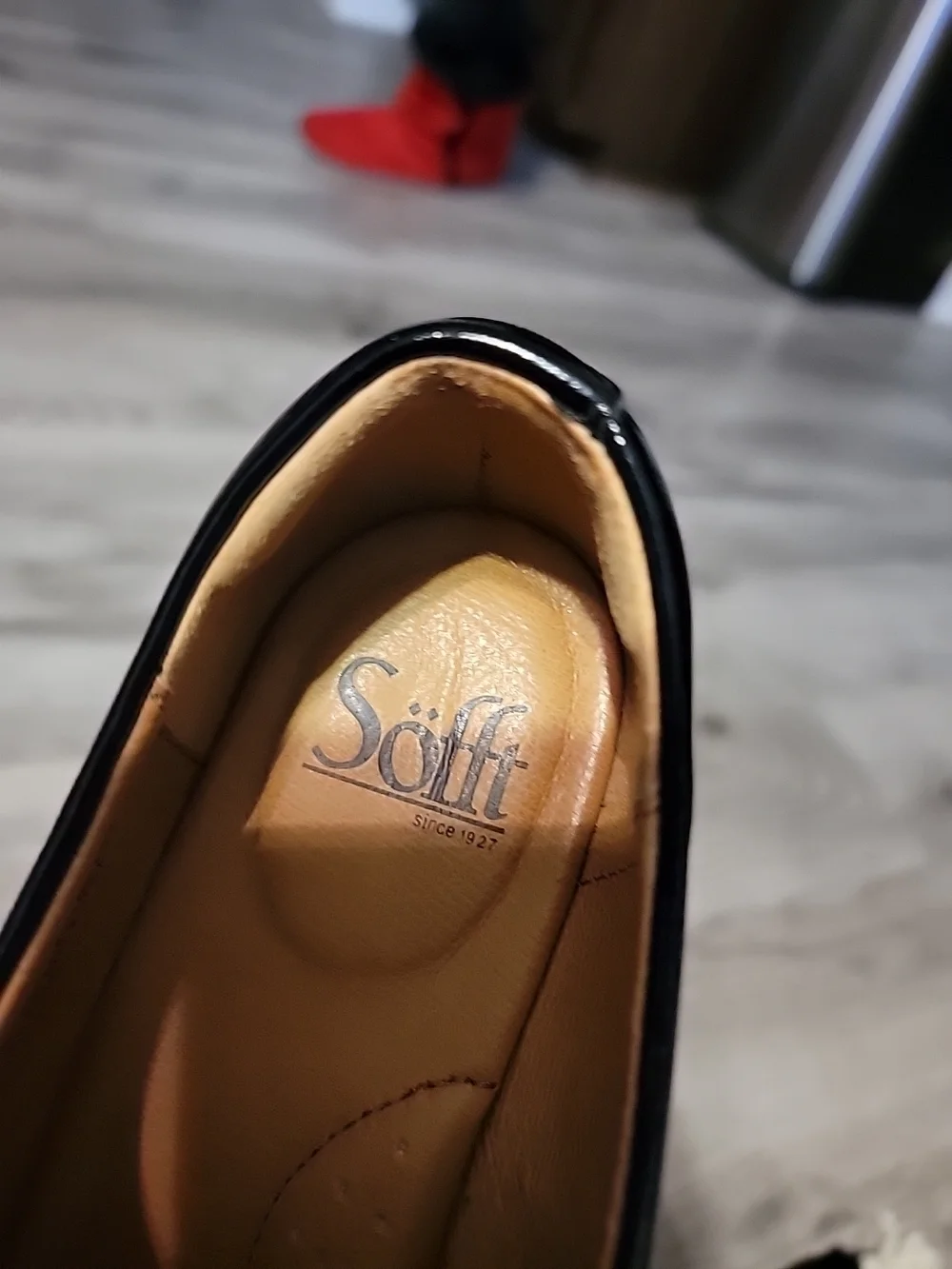 Sofft glossy black
